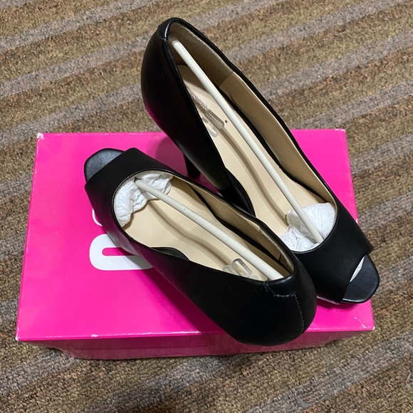 9 & Co. Black Leather Heels - Picture 4 of 5